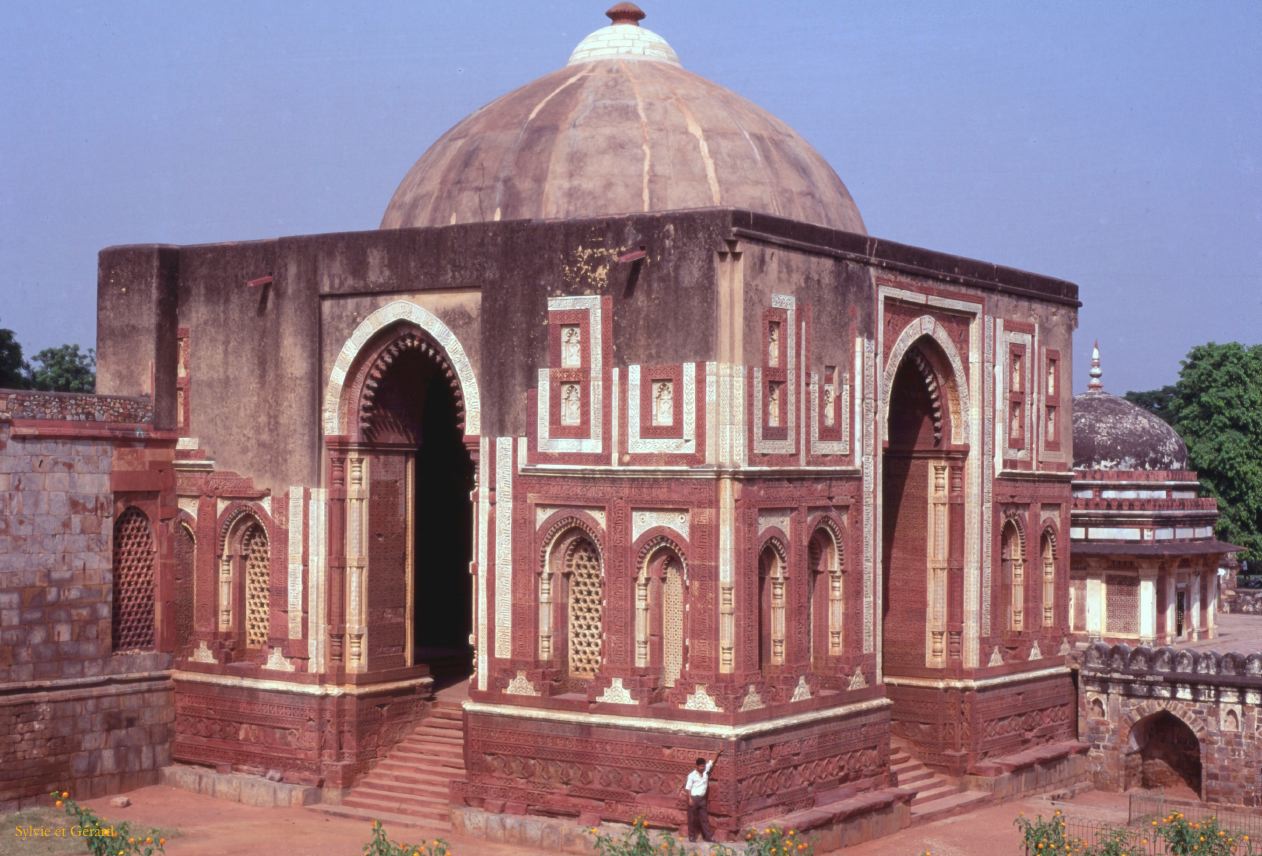 21 Dehli Qutb minar tombeau Inde-1991-021