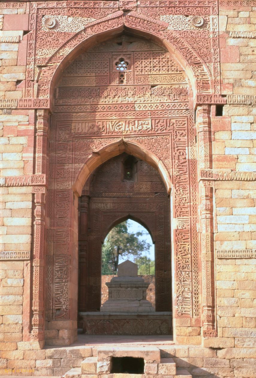 23 Dehli Qutb minar tombeau Inde-1991-023