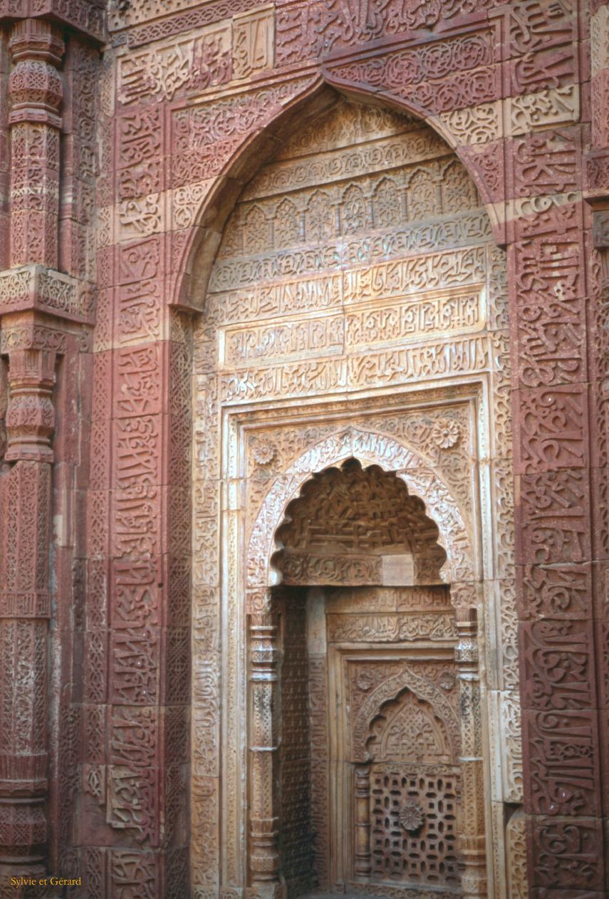 24 Dehli Qutb minar intérieur du tombeau Inde-1991-024
