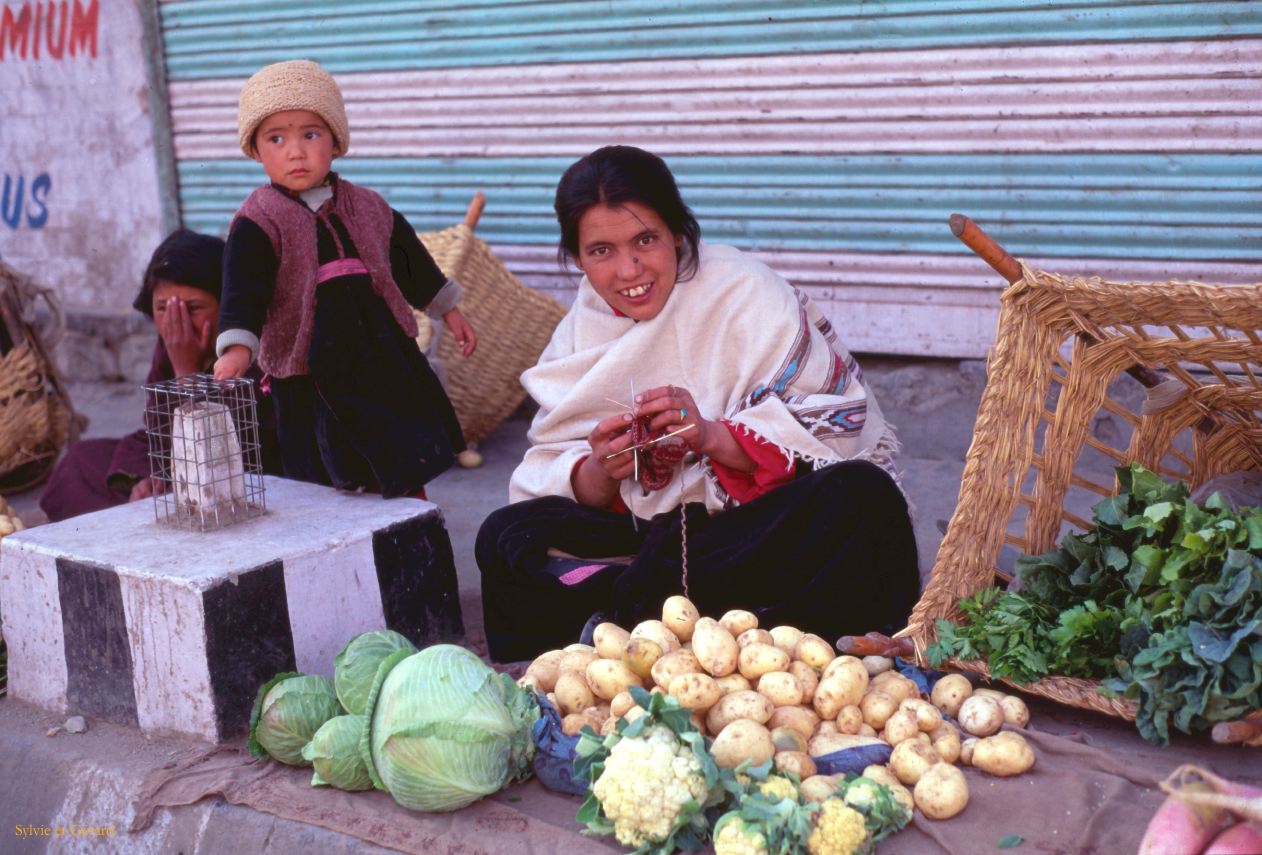 48 Leh le marché Ladhak Inde-1991-046
