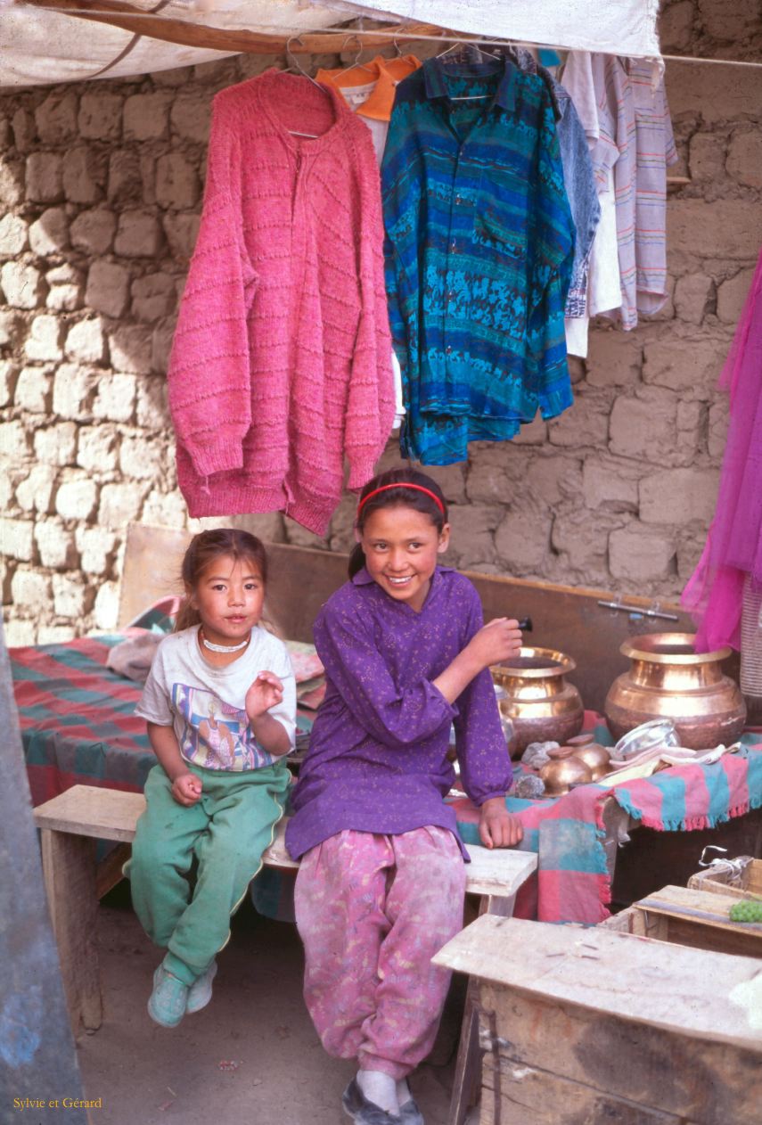 50 Leh enfants sur le marché Ladhak Inde-1991-048