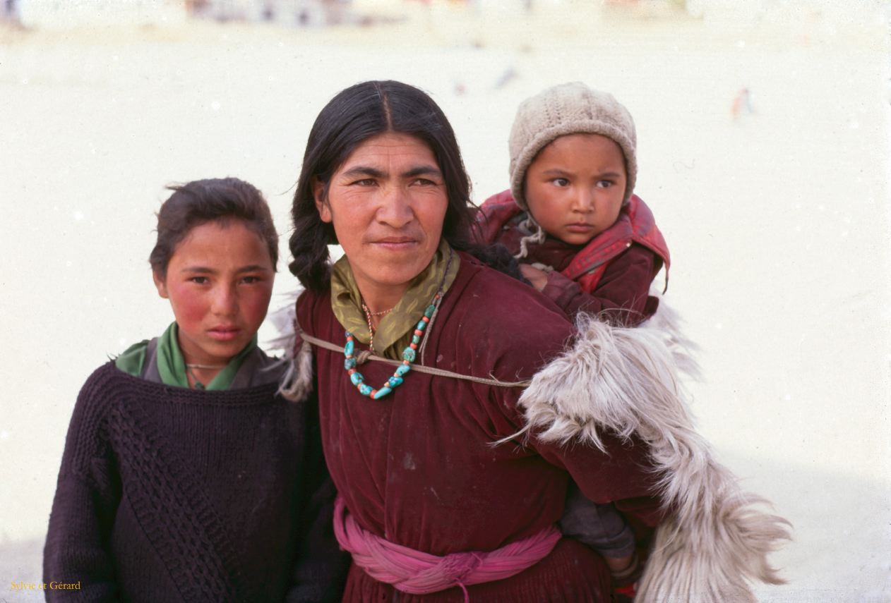 51 Leh femme avec ses 2 enfants Ladhak Inde-1991-049
