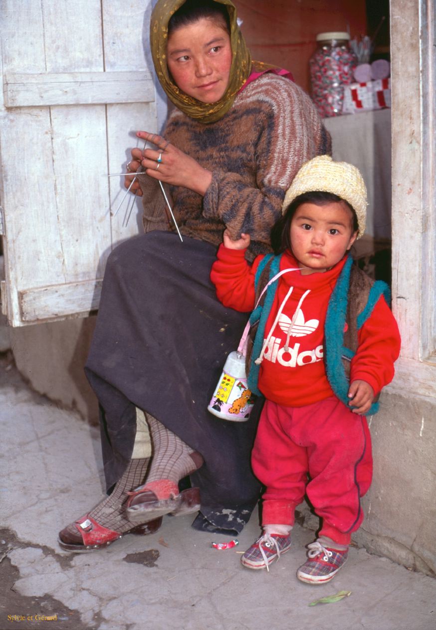 54 Leh épicière et sa petiet fille Ladhak Inde-1991-052