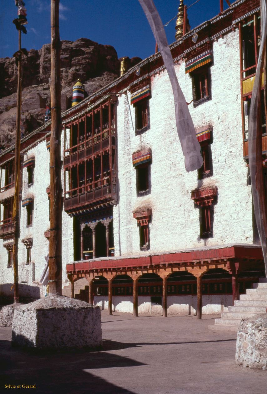 61 Hémis la cour du monastère Ladhak Inde-1991-059