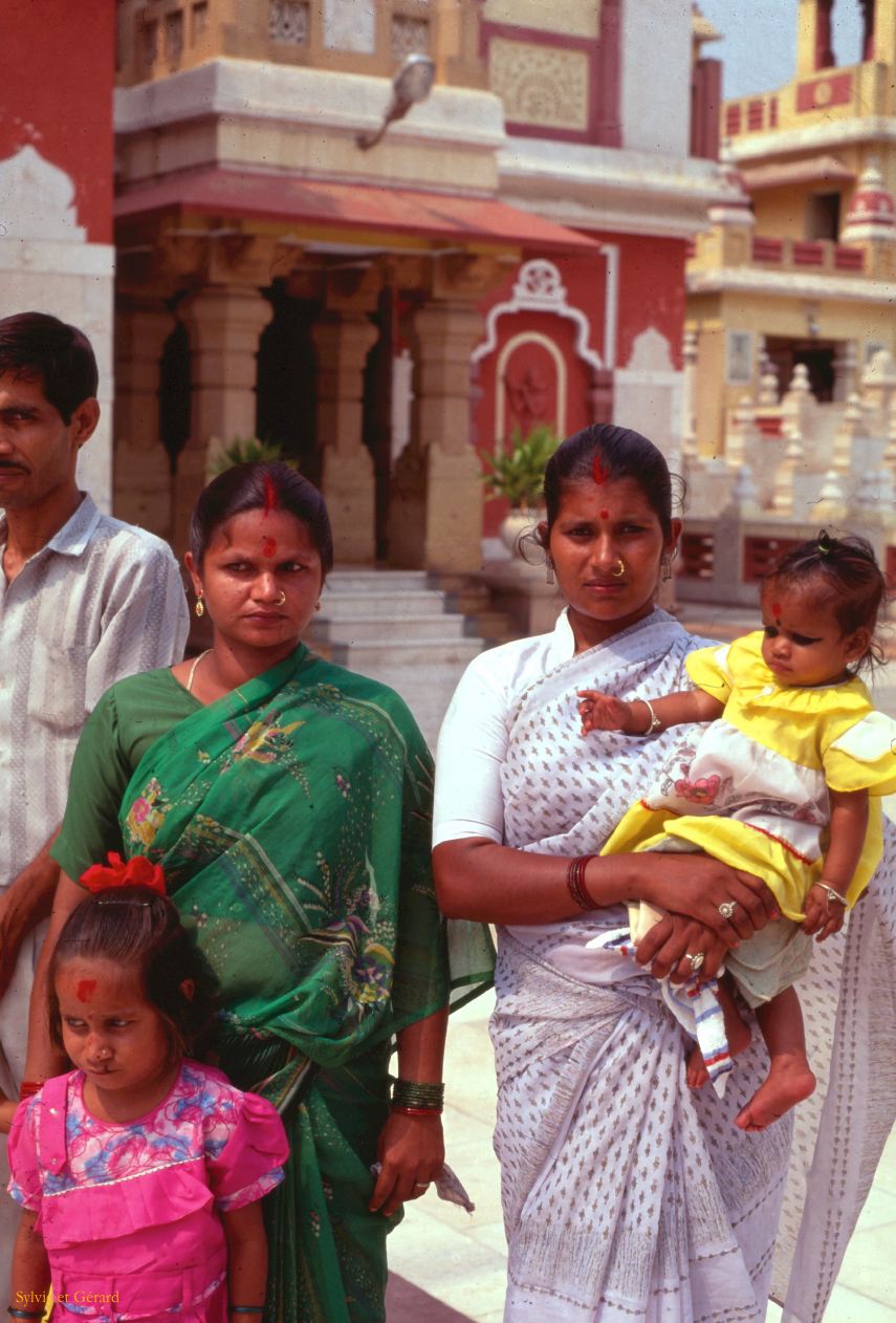 06 Dehli famille devant un temple Inde-1991-006