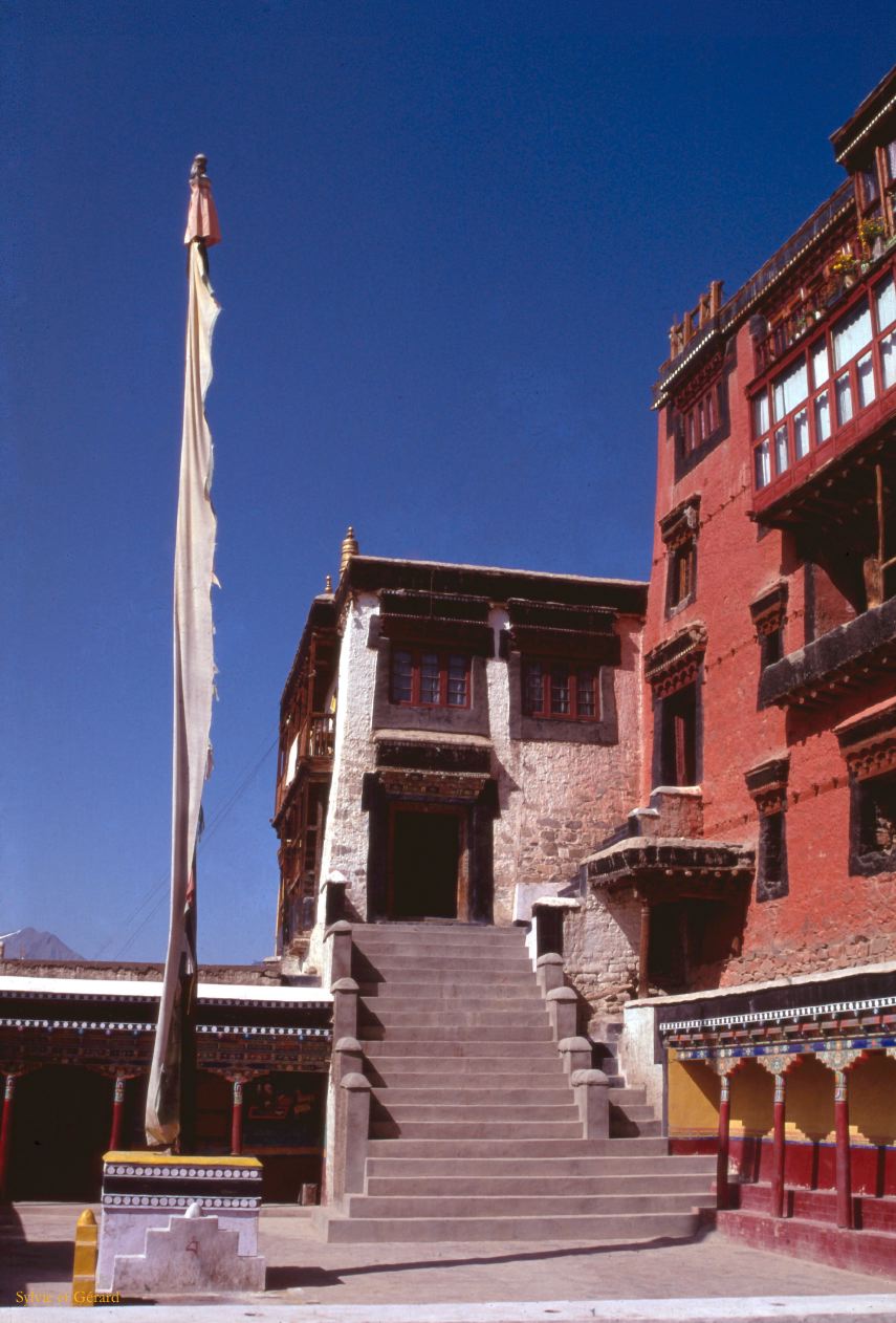 75 Thiksé cour du monastère Ladhak Inde-1991-073