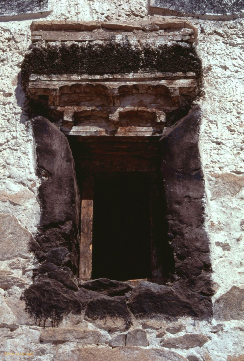 77 Thiksé fenêtre du monastère Ladhak Inde-1991-075