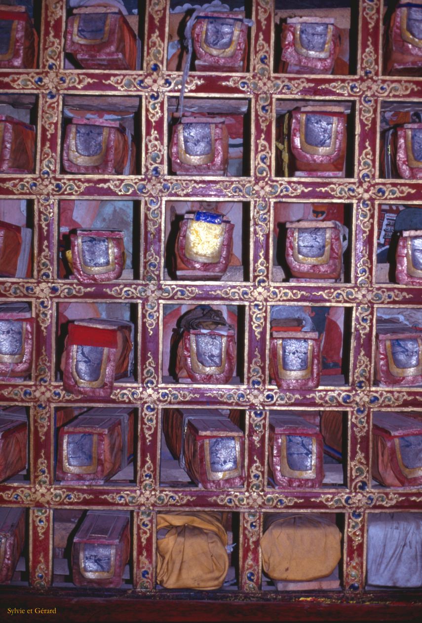 81 Thiksé la bibliothèque du monastère Ladhak Inde-1991-079