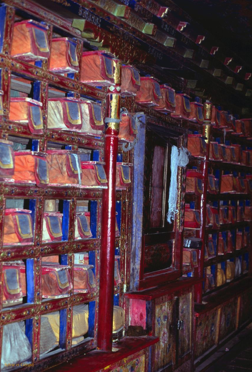 82 Thiksé la bibliothèque du monastère Ladhak Inde-1991-080