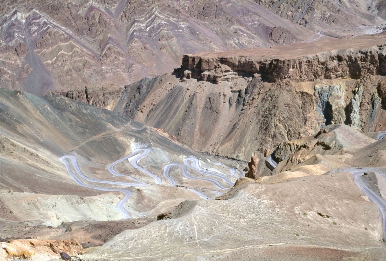 87 route en lacets vers Lamayuru Ladhak Inde-1991-085