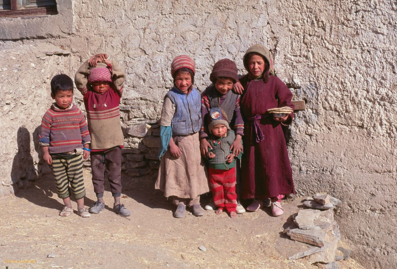 98 Lamayuru enfants Ladhak Inde-1991-096
