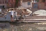 125 Srinagar garçon et son vélo le long du canal Cachemire Inde-1991-123