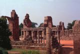 22 Dehli Qutb minar ruines Inde-1991-022