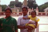 07 Dehli famille devant un temple Inde-1991-007