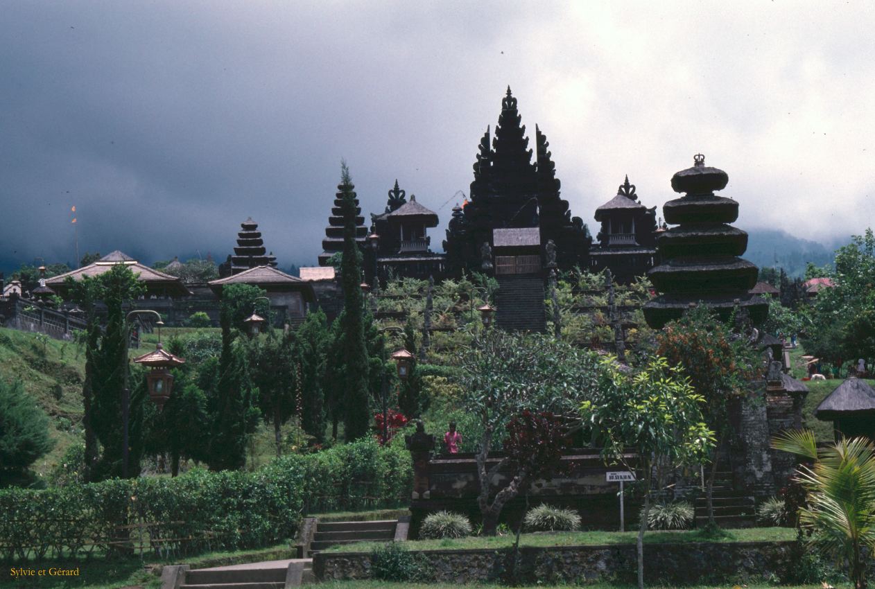 Java Bali 1989-111 Bali au pied du mont Agung 3140m le Pura Besakih le plus vénéré des temples balinais date du Xe