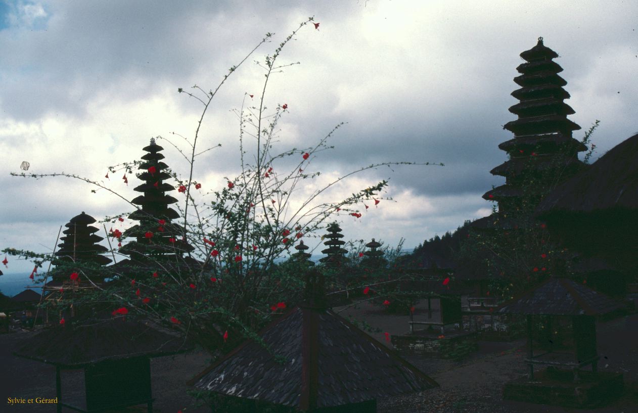 Java Bali 1989-113 Bali au pied du mont Agung 3140m le Pura Besakih le plus vénéré des temples balinais date du Xe