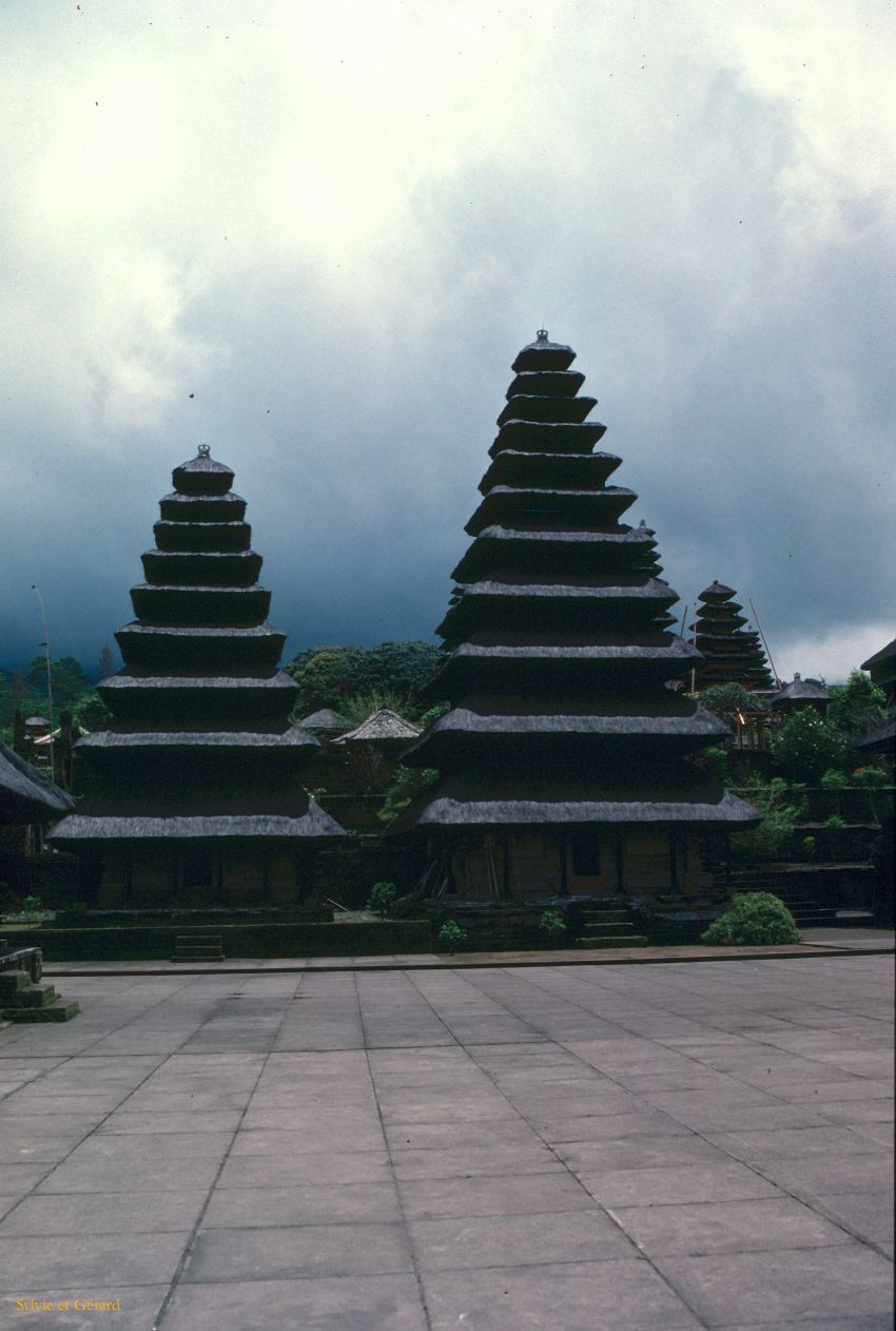 Java Bali 1989-114 Bali au pied du mont Agung 3140m le Pura Besakih le plus vénéré des temples balinais date du Xe
