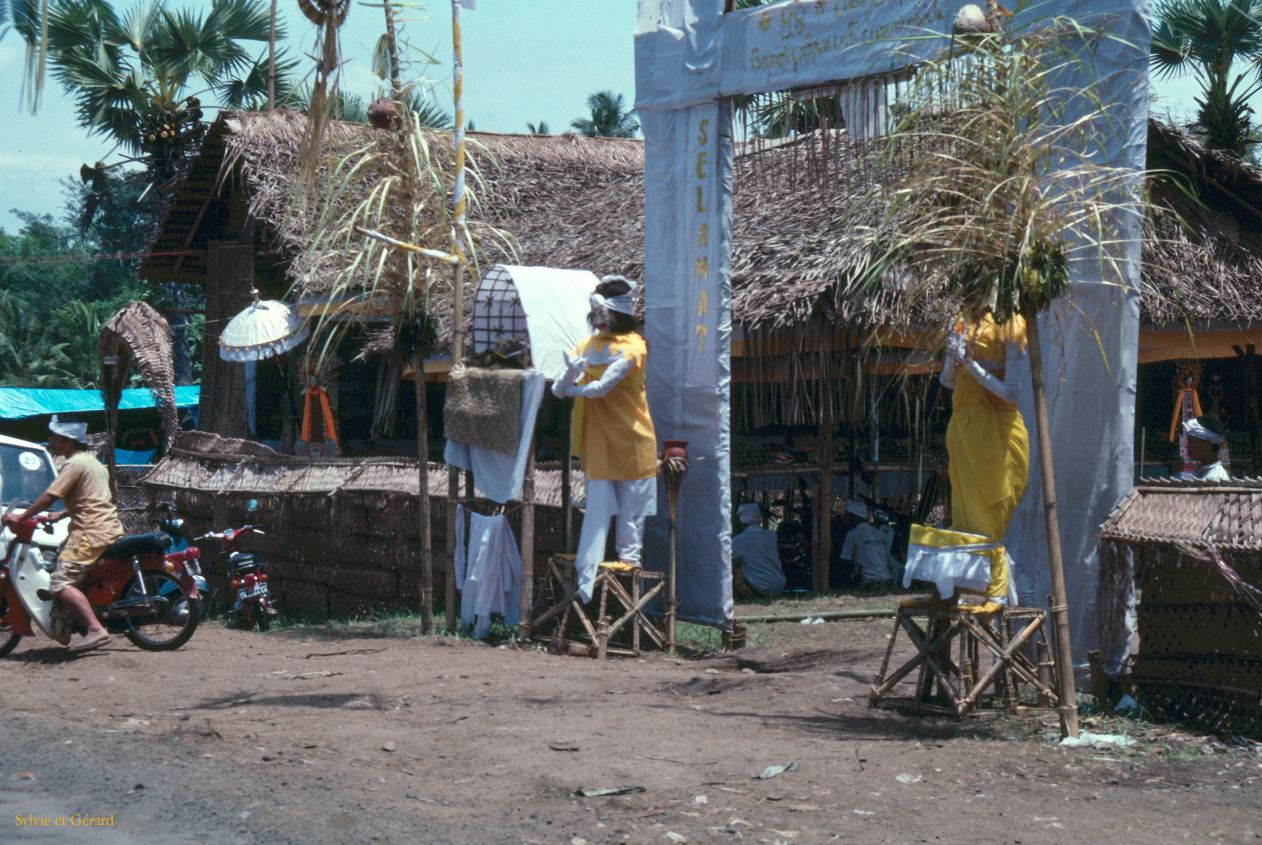 Java Bali 1989-146 Bali préparation des offrandes pour une crémation 