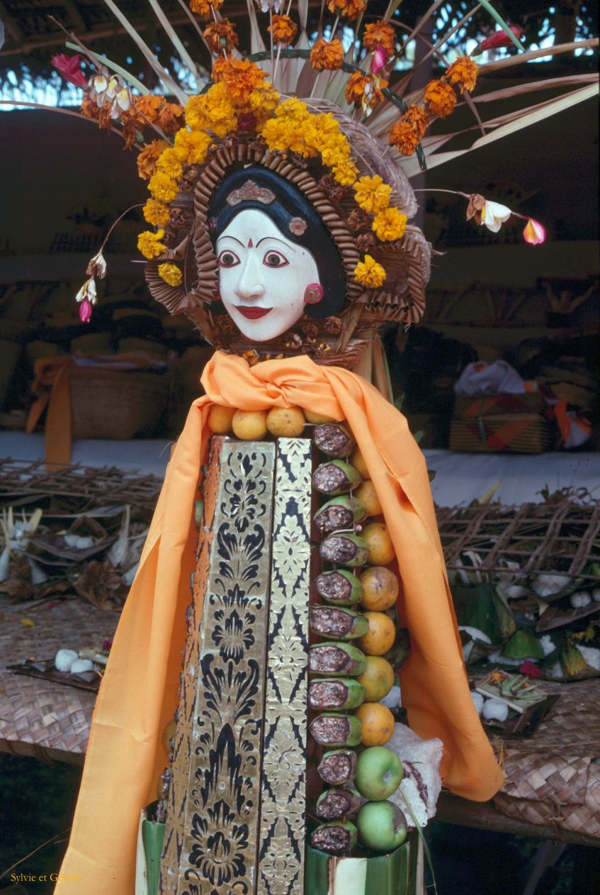 Java Bali 1989-149 Bali préparation des offrandes pour une crémation 