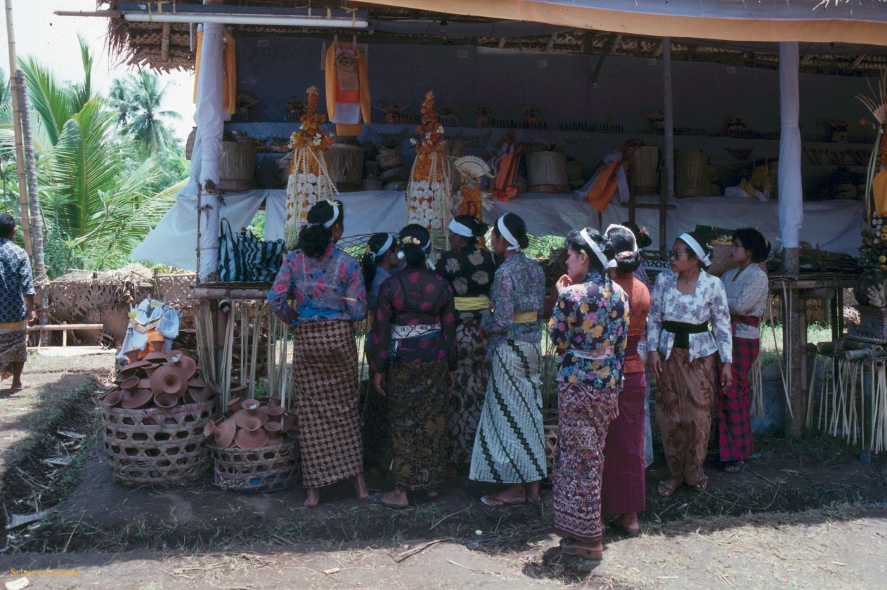 Java Bali 1989-153 Bali préparation des offrandes pour une crémation 