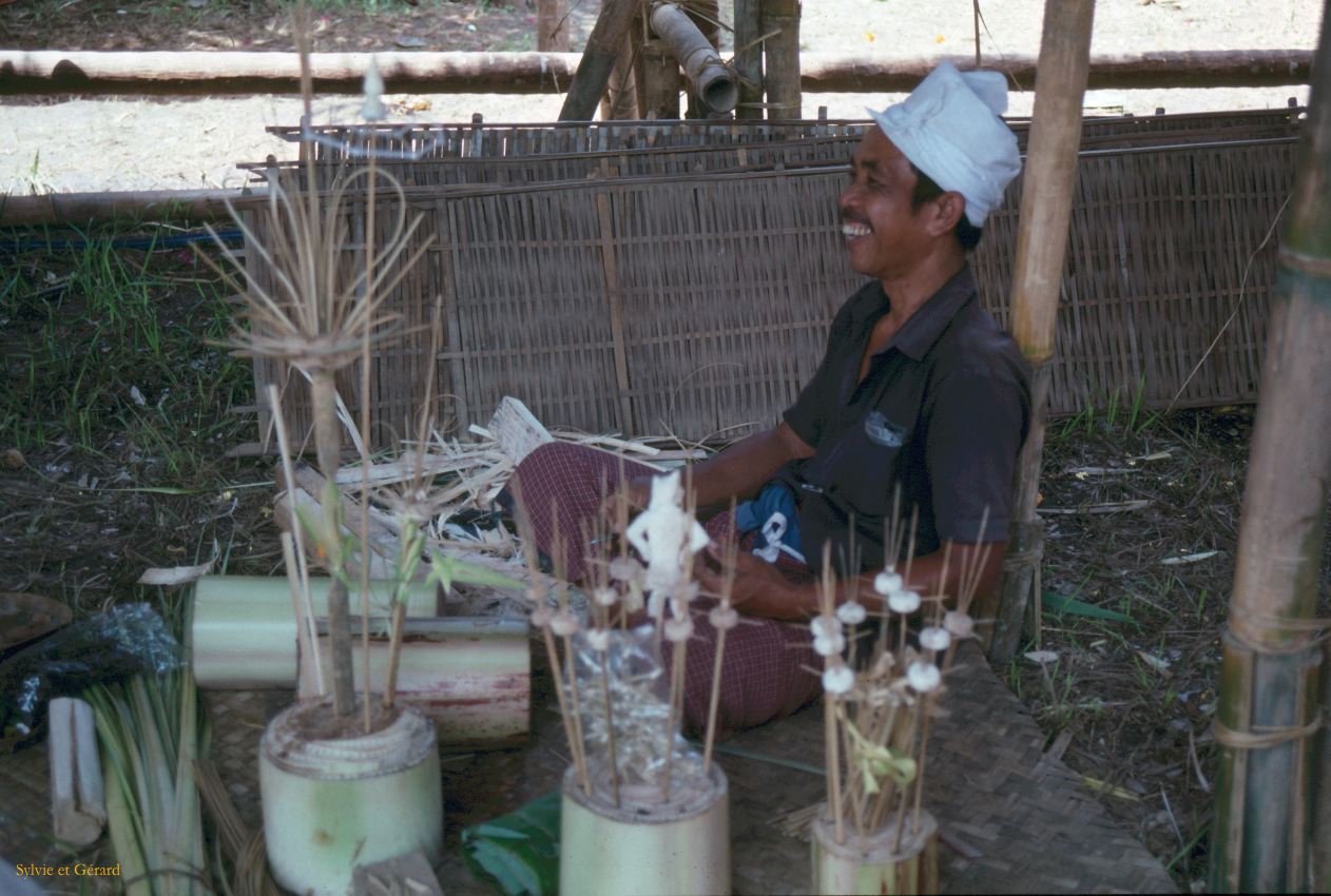 Java Bali 1989-159 Bali préparation des offrandes pour une crémation 