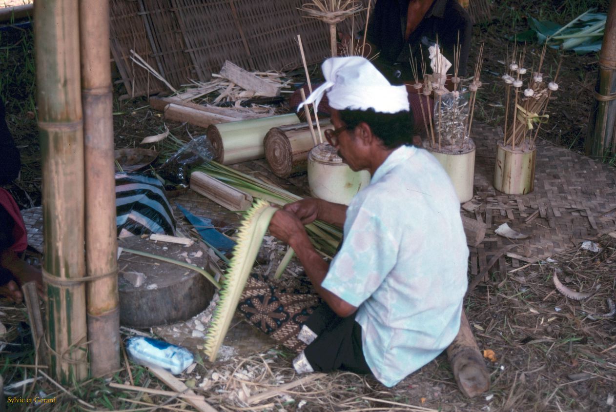 Java Bali 1989-162 Bali préparation des offrandes pour une crémation 