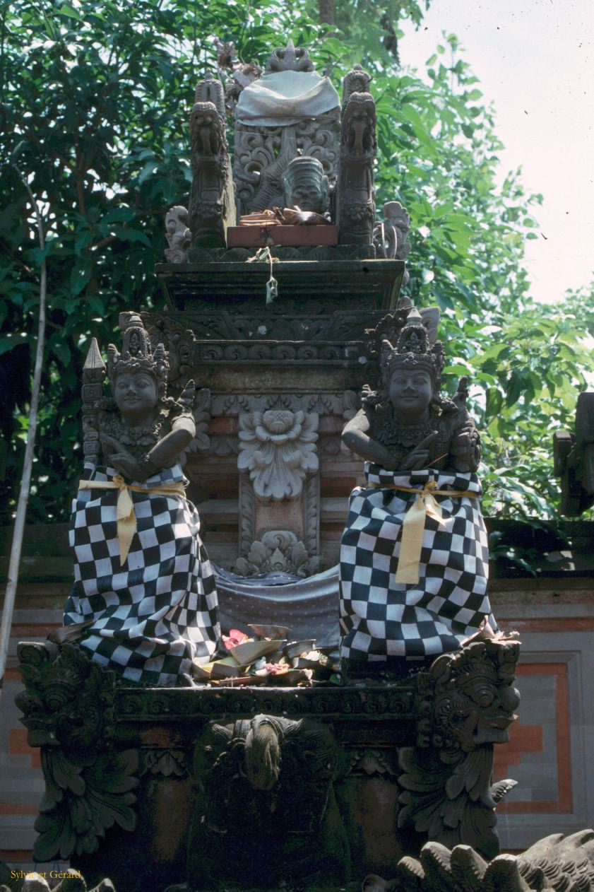 Java Bali 1989-164 Bali l'entrée d'un temple 