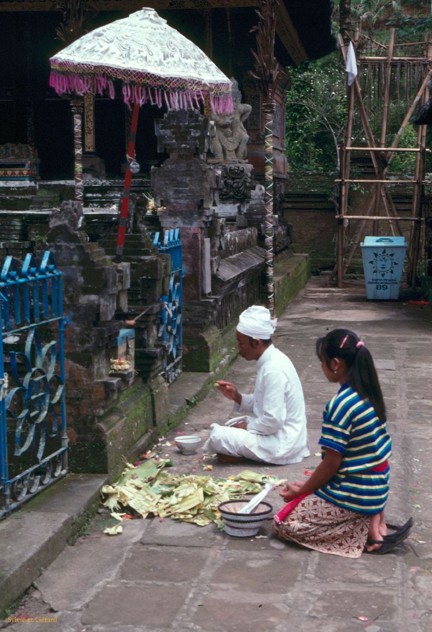 Java Bali 1989-165 Bali prières au temple de Tampaksiring les sources sacrées de Tirta Empul 