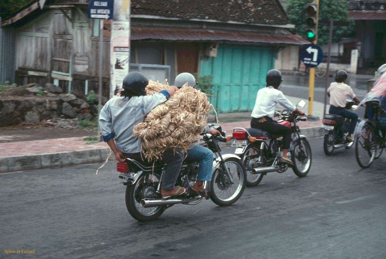 Java Bali 1989-021 Candi Kalasan dans les rues 