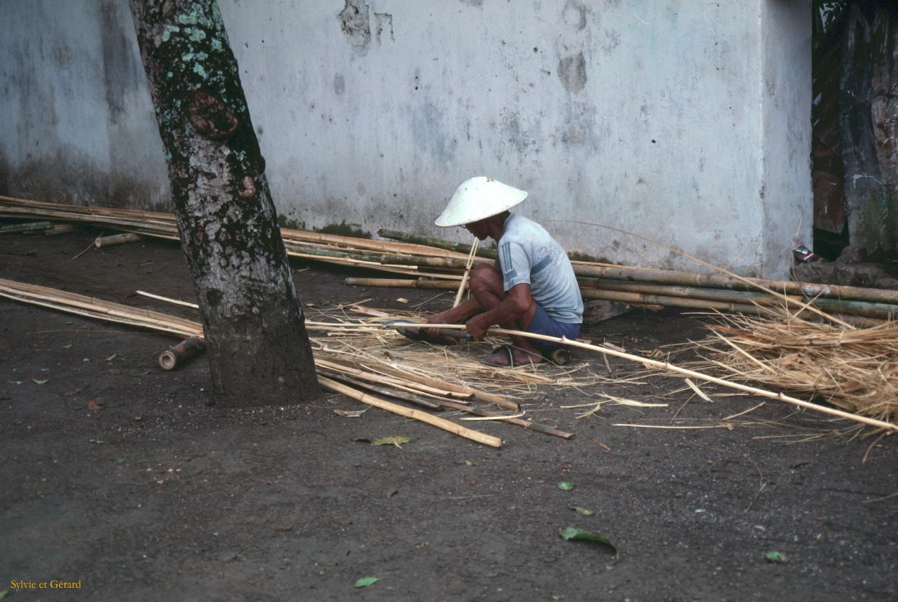 Java Bali 1989-029 Jogjakarta coupeur de bambou