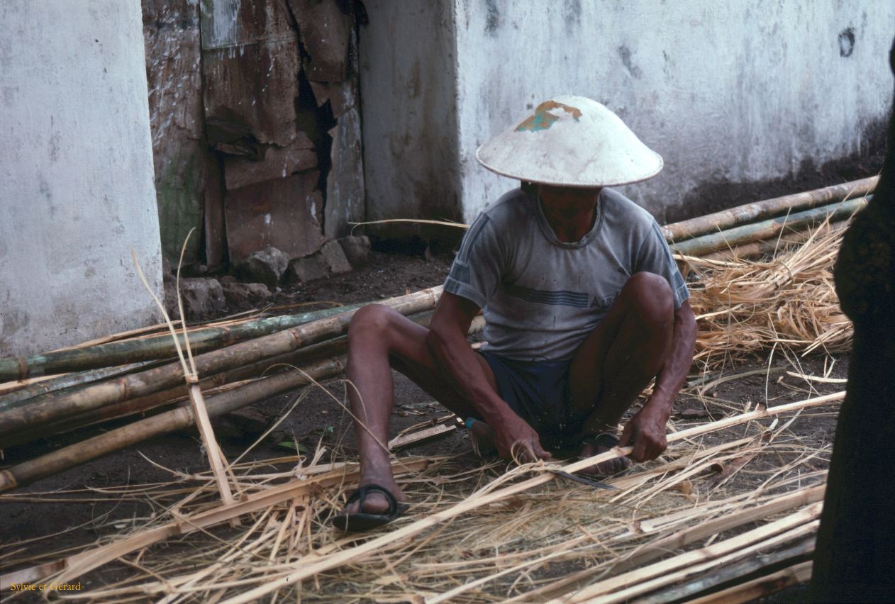 Java Bali 1989-030 Jogjakarta coupeur de bambou 