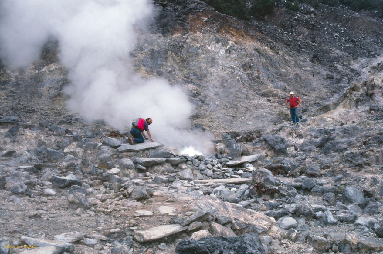 Java Bali 1989-060 Bandung à 25 km le volcan Tang Kuban Prahu 1830 m à 3e cratère aux sources d'eau chaude avec gérard et Bilou 