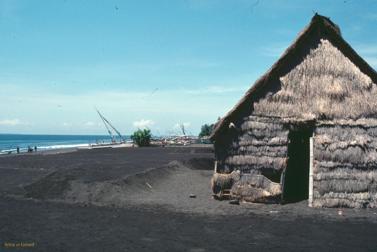 Java Bali 1989-088 Bali petites cahues de chaume sur la plage de sable noir 