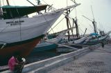 Java Bali 1989-002 Port de Jakarta  les perahu qui transportent le bois des Célèbes 