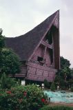 Java Bali 1989-005  Jakarta reproduction de maisons de Sumatra et de Bornéo 