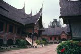 Java Bali 1989-007 Jakarta reproduction de maisons de Sumatra et de Bornéo 