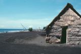 Java Bali 1989-088 Bali petites cahues de chaume sur la plage de sable noir 