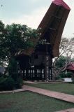 Java Bali 1989-009 Jakarta reproduction de maisons de Sumatra et de Bornéo 