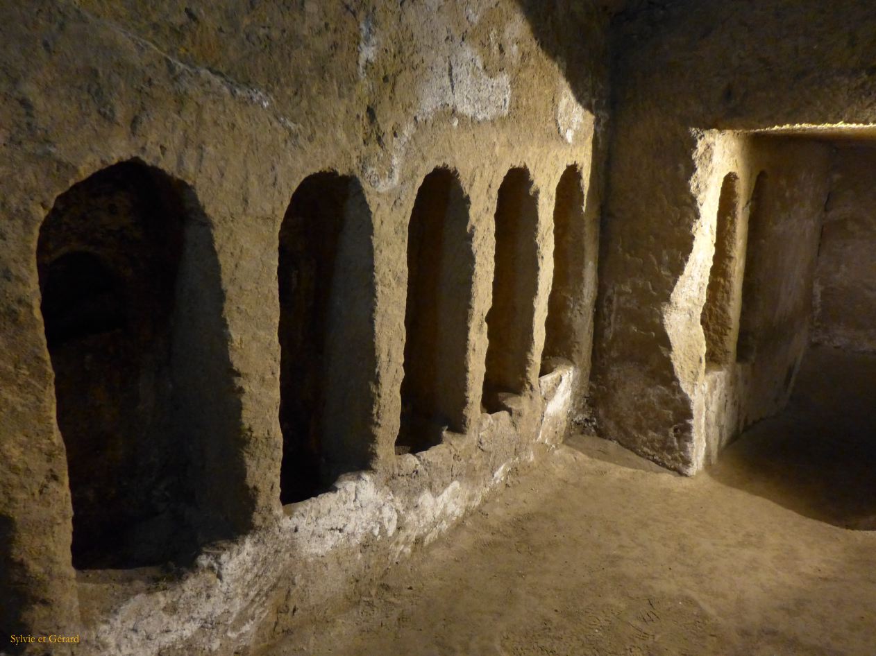 100 Sanita catacombes san Gaudioso niches pour la préparation des morts - scolatoi P1360509
