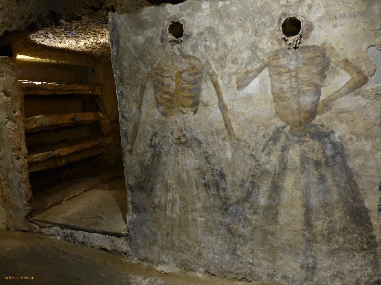 102 Sanita catacombes san Gaudioso sépultures du 17e P1360530
