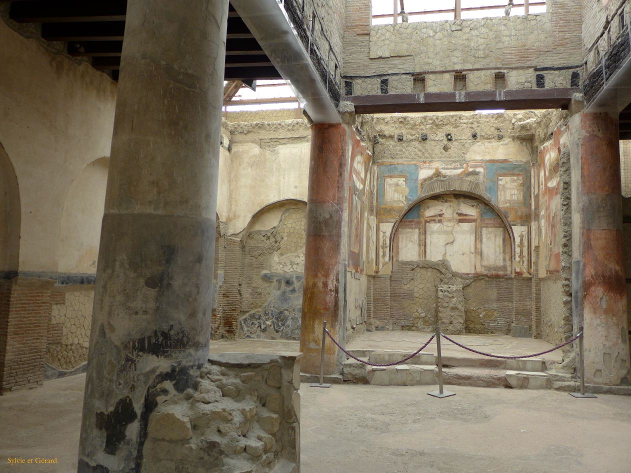 120 Herculanum sede degli augustali P1360591