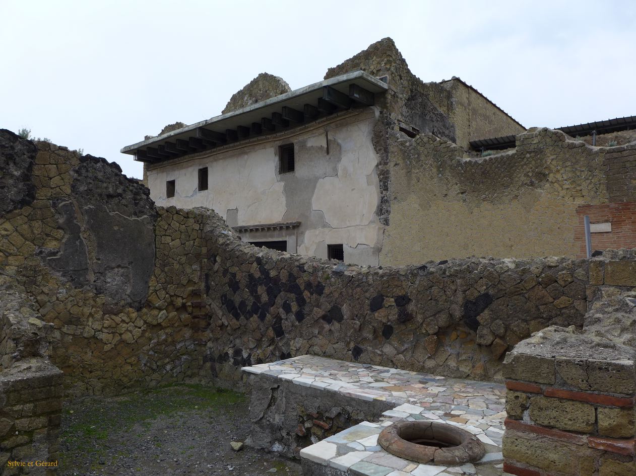 123 Herculanum thermopolium - tavernes P1360633