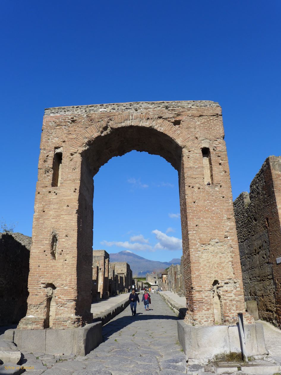 048 Pompei torre e via di Mercurio P1360088
