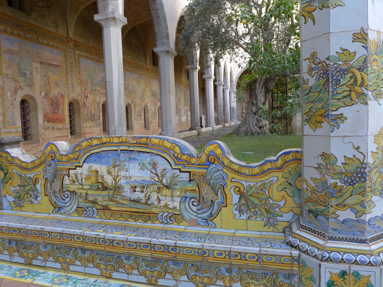 072 chiesa santa Chiara colonnes et bancs du cloître P1360332