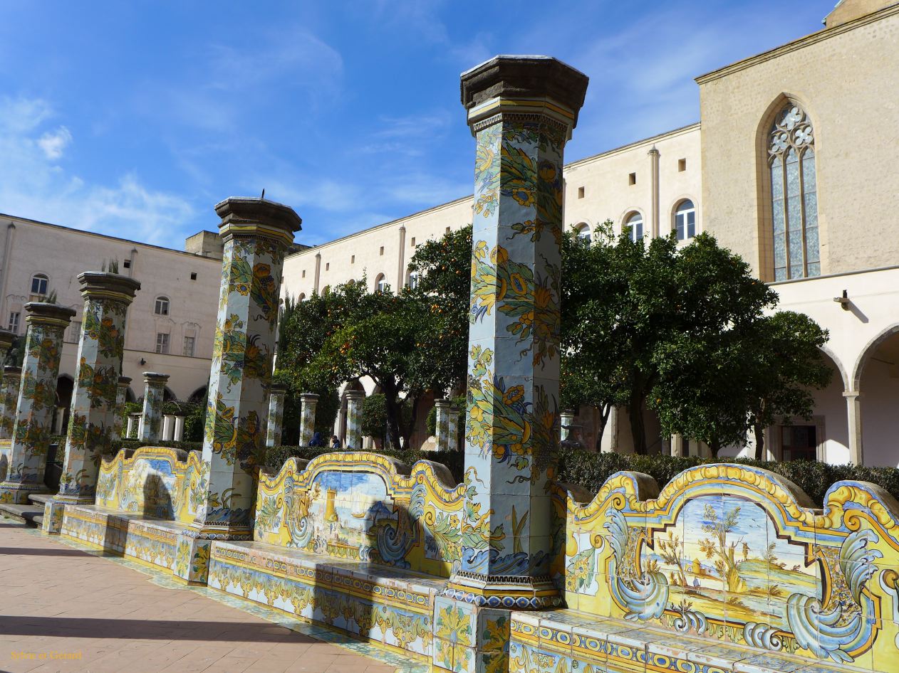 073 chiesa santa Chiara colonnes et bancs du cloître P1360358