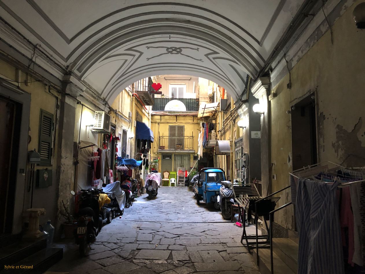 085 centro antico via Tribunali 7 févr IMG_3709