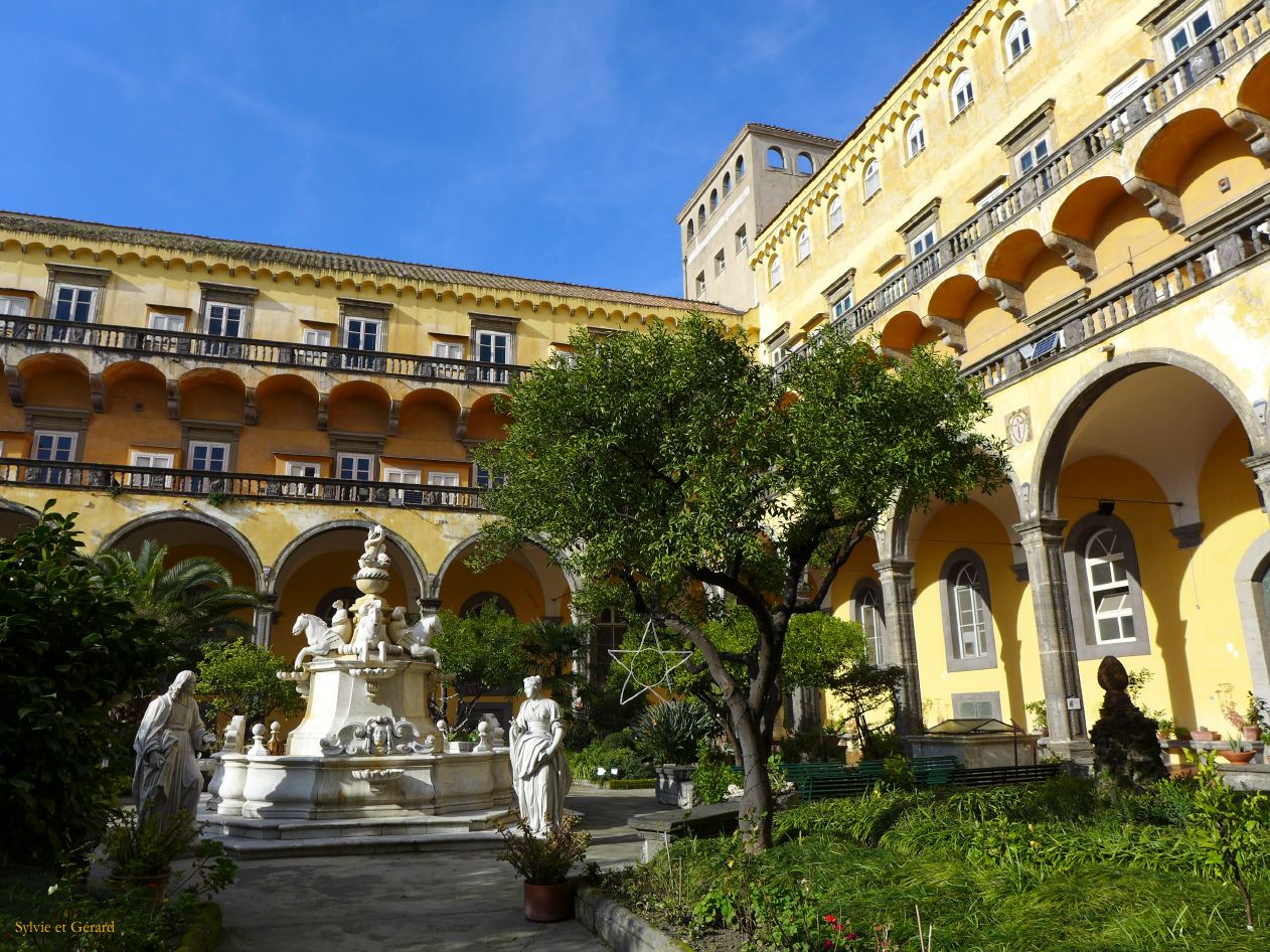 086 chiesa san Gregorio Armeno ou santa Patrizia le cloître P1360283
