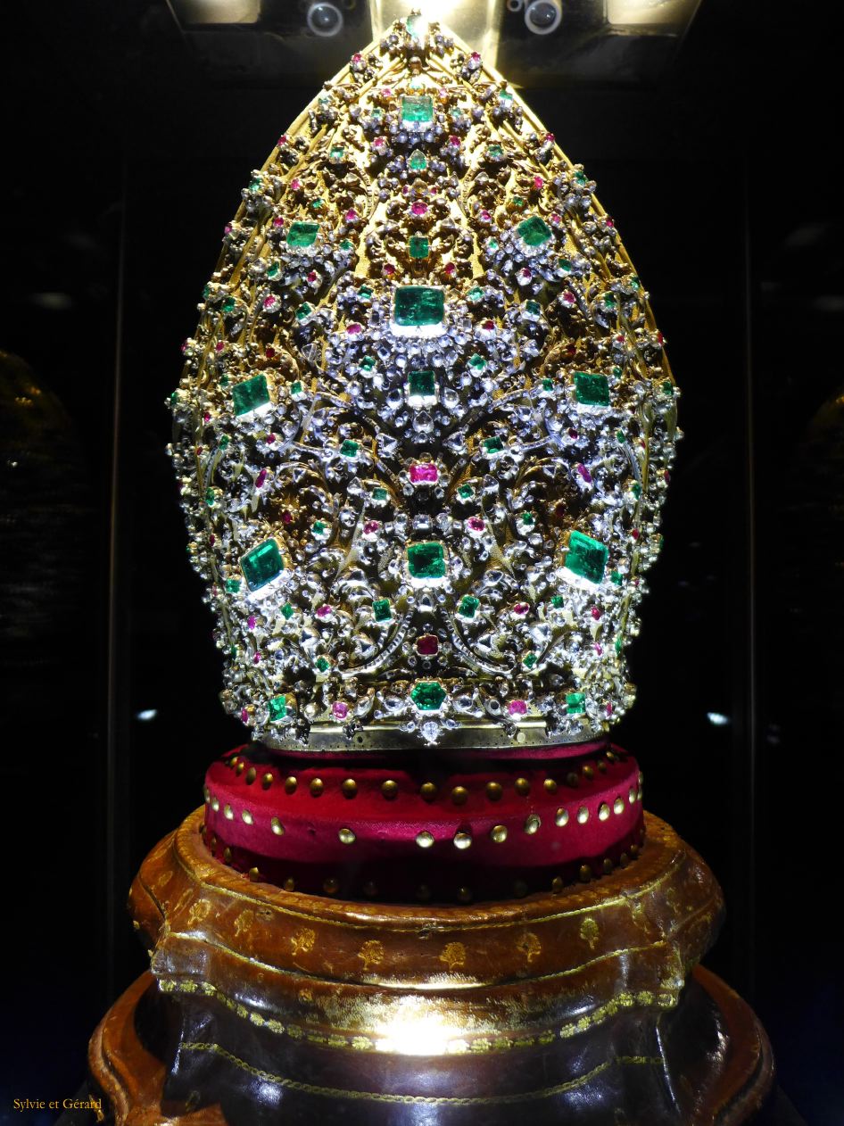 093 Duomo trésor mitre 1713 P1360560