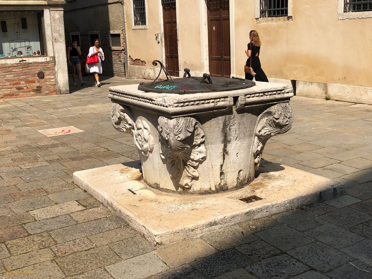 327 Dorsoduro puit devant l'église San Gregorio IMG_1320
