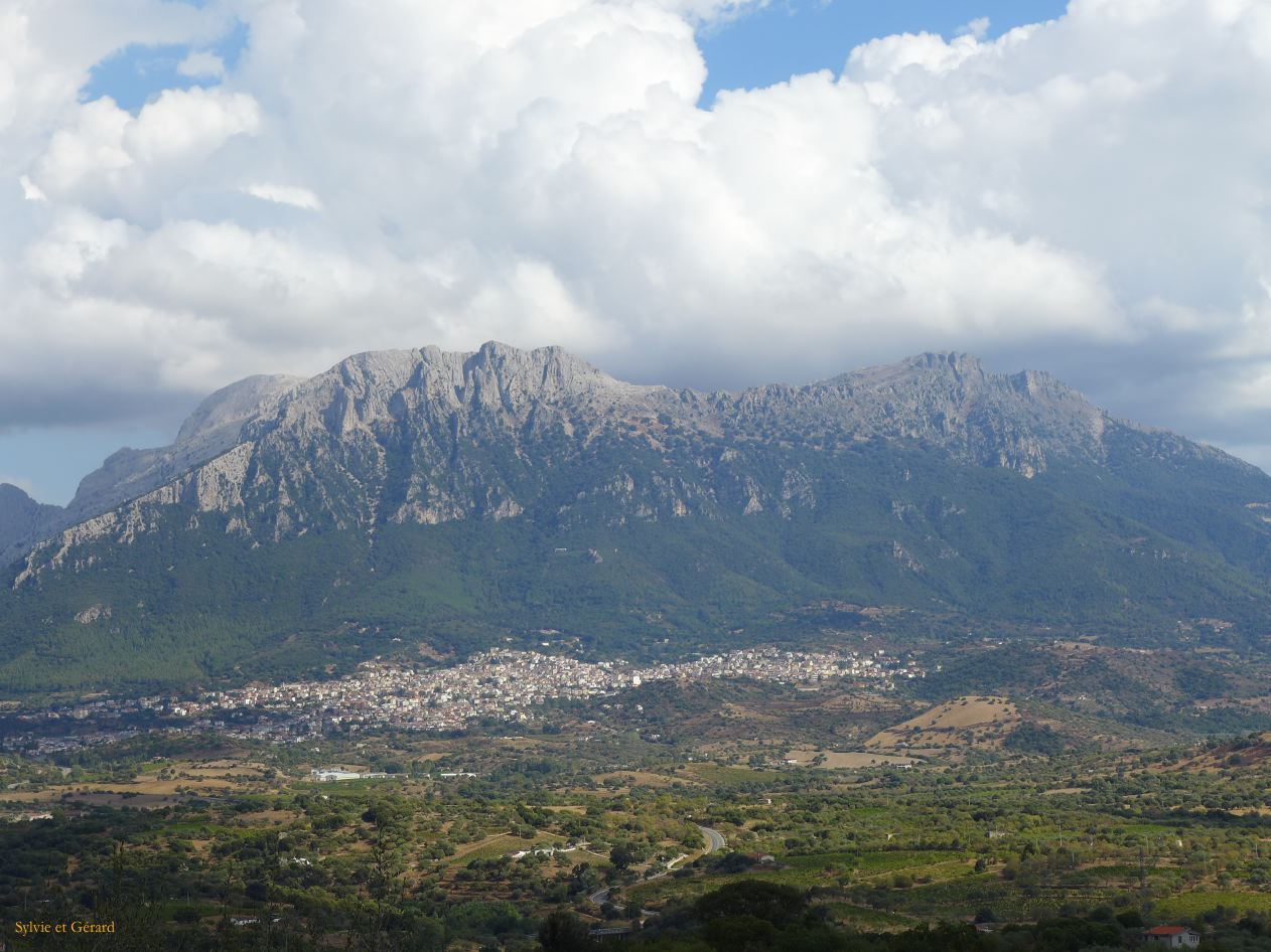09 Dorgali vues sur le village P1270249